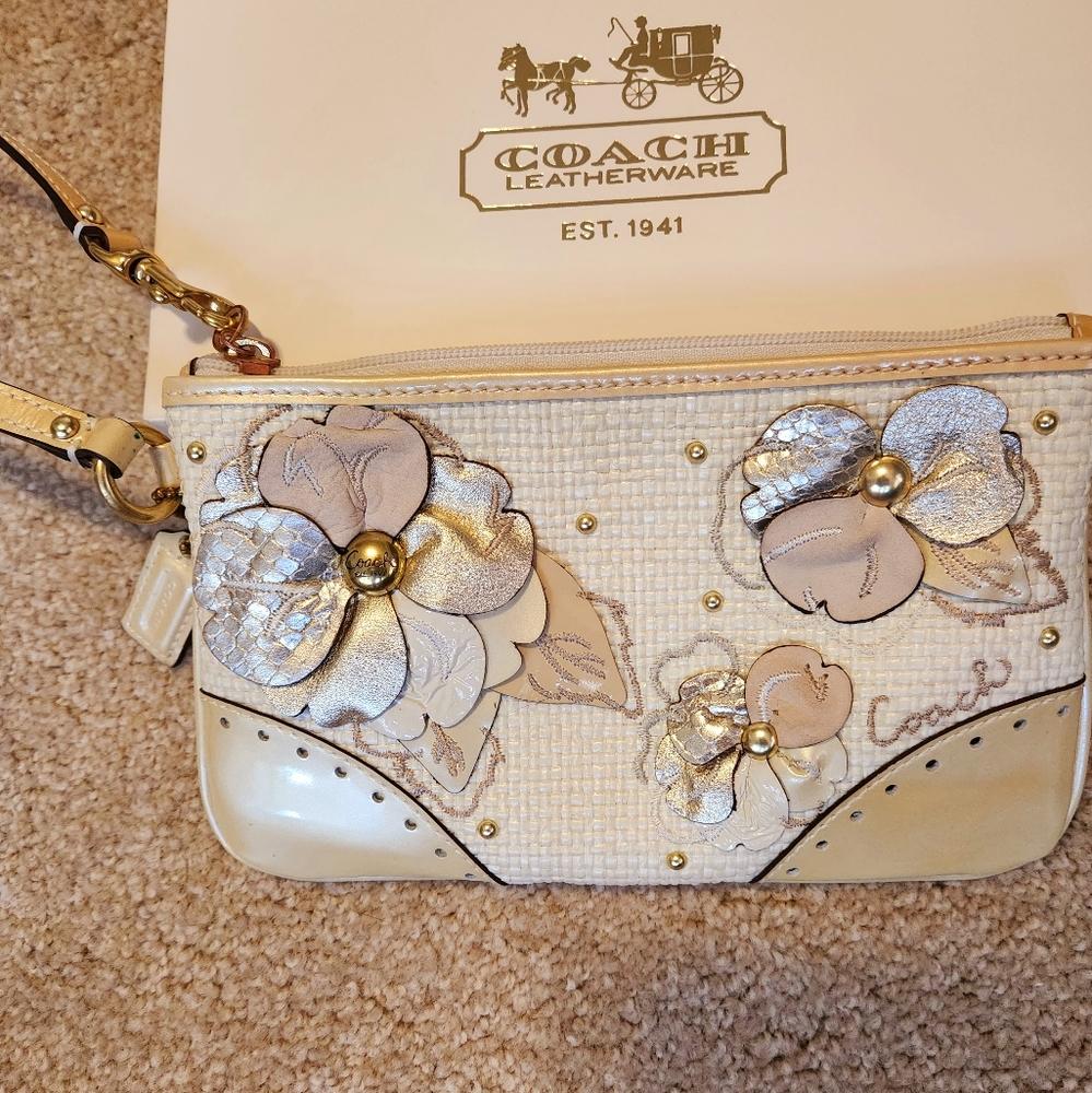 Womens Coach Wristlet bag.